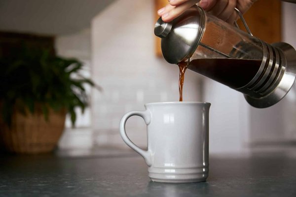 Pourquoi opter pour une cafetière à piston avec tamis fin pour un café sans résidu?